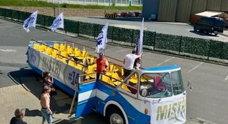 Oslavy titulu Komety ONLINE: Chystá se jízda mistrů, dlouhá fronta na podpisy