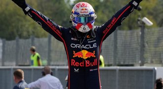 Další Verstappenův italský triumf, McLaren řešil kontroverzi. Proč pustil Piastri Norrise?